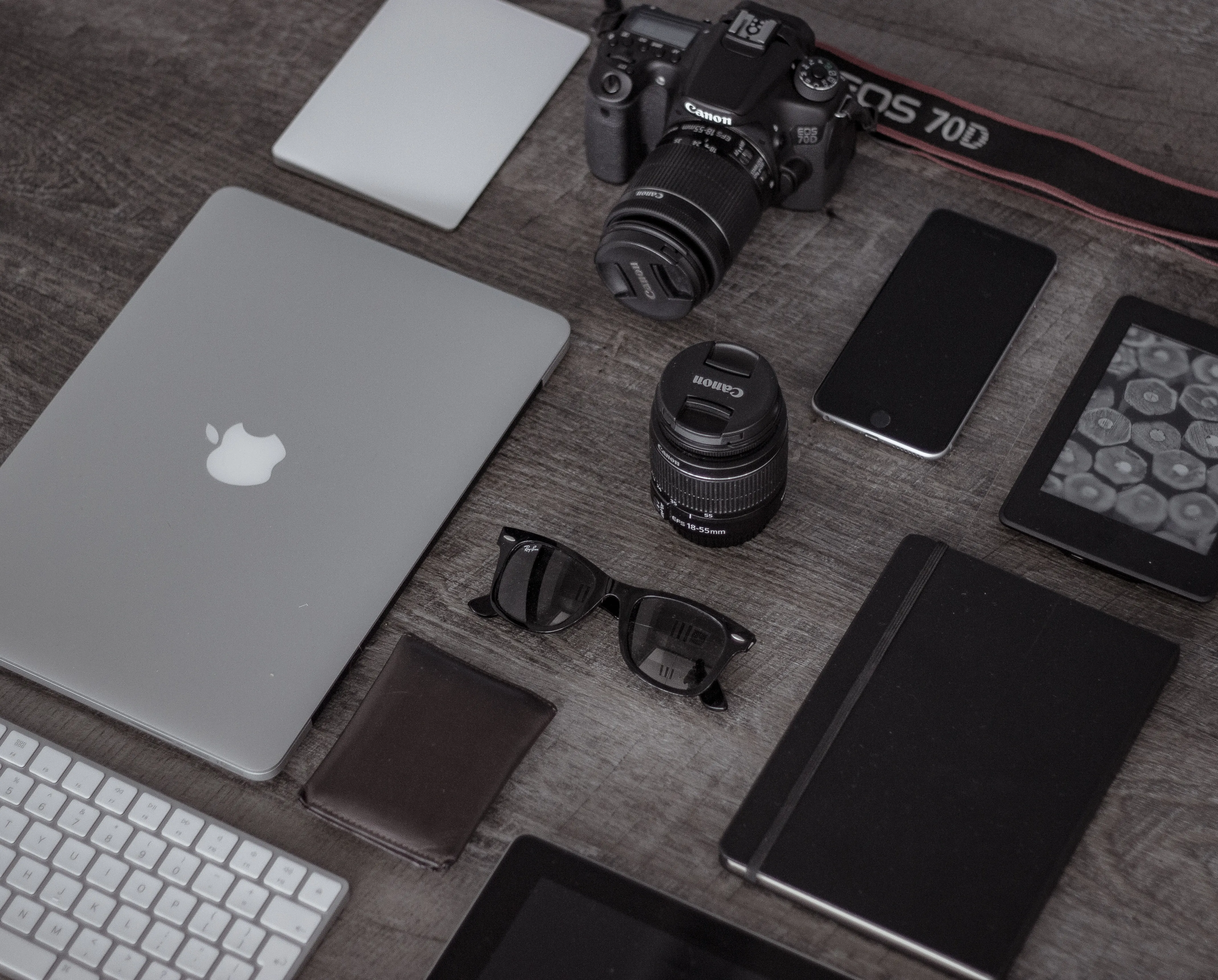 Modernes Apple Arbeitsplatz-Setup mit MacBook Air, iPhone und Apple Watch auf einem Tisch