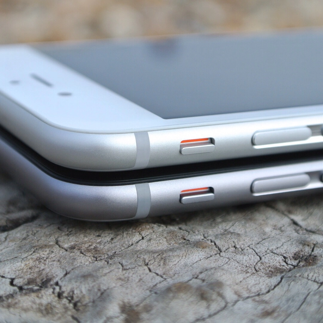 Zwei iPhones übereinandergestapelt als Symbolbild für iPhone-Sicherheit und iOS-Verschlüsselung
