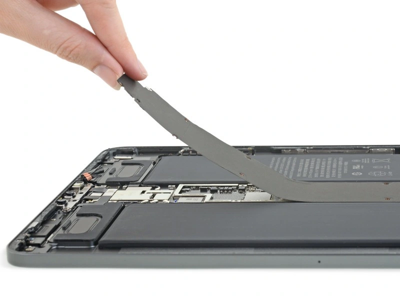 iFixit Teardown des iPad Pro 2018 mit Werkzeug zum Entfernen des Akkus und Klebstoffs
