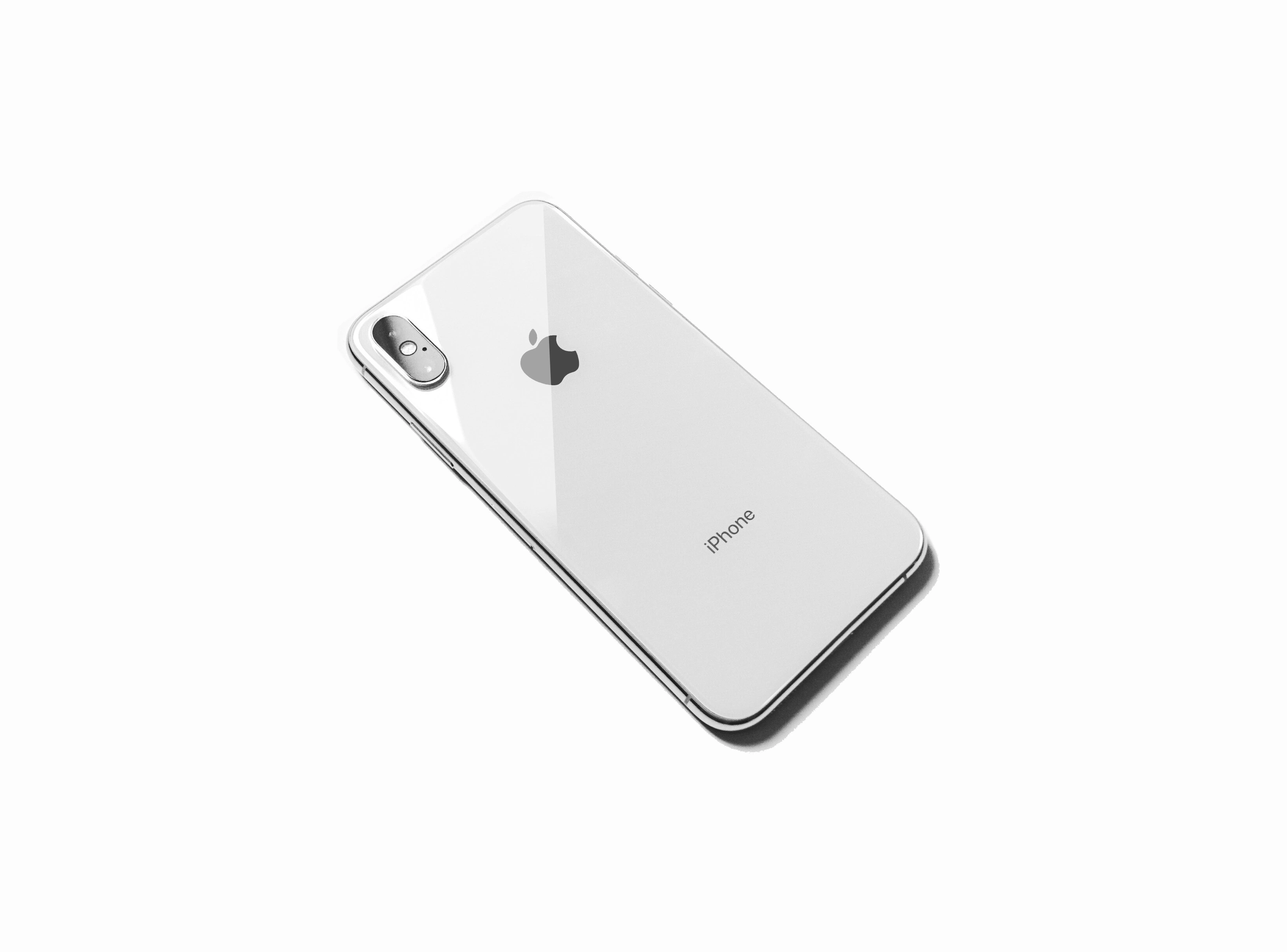 Rückseite eines weißen Apple iPhones auf hellem Hintergrund für das Apple Austauschprogramm.