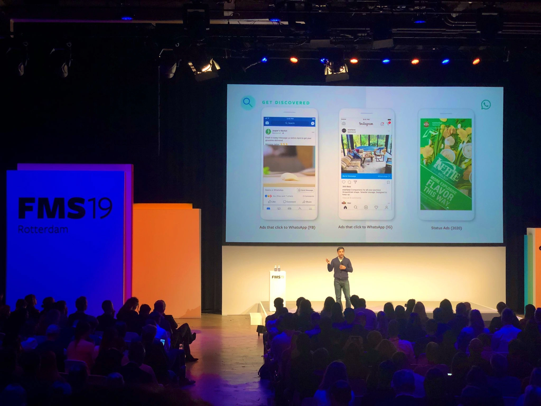 WhatsApp Status Ads Präsentation auf dem Facebook Marketing Summit (FMS19) in Rotterdam mit Smartphone-Mockups der Werbeeinblendungen.