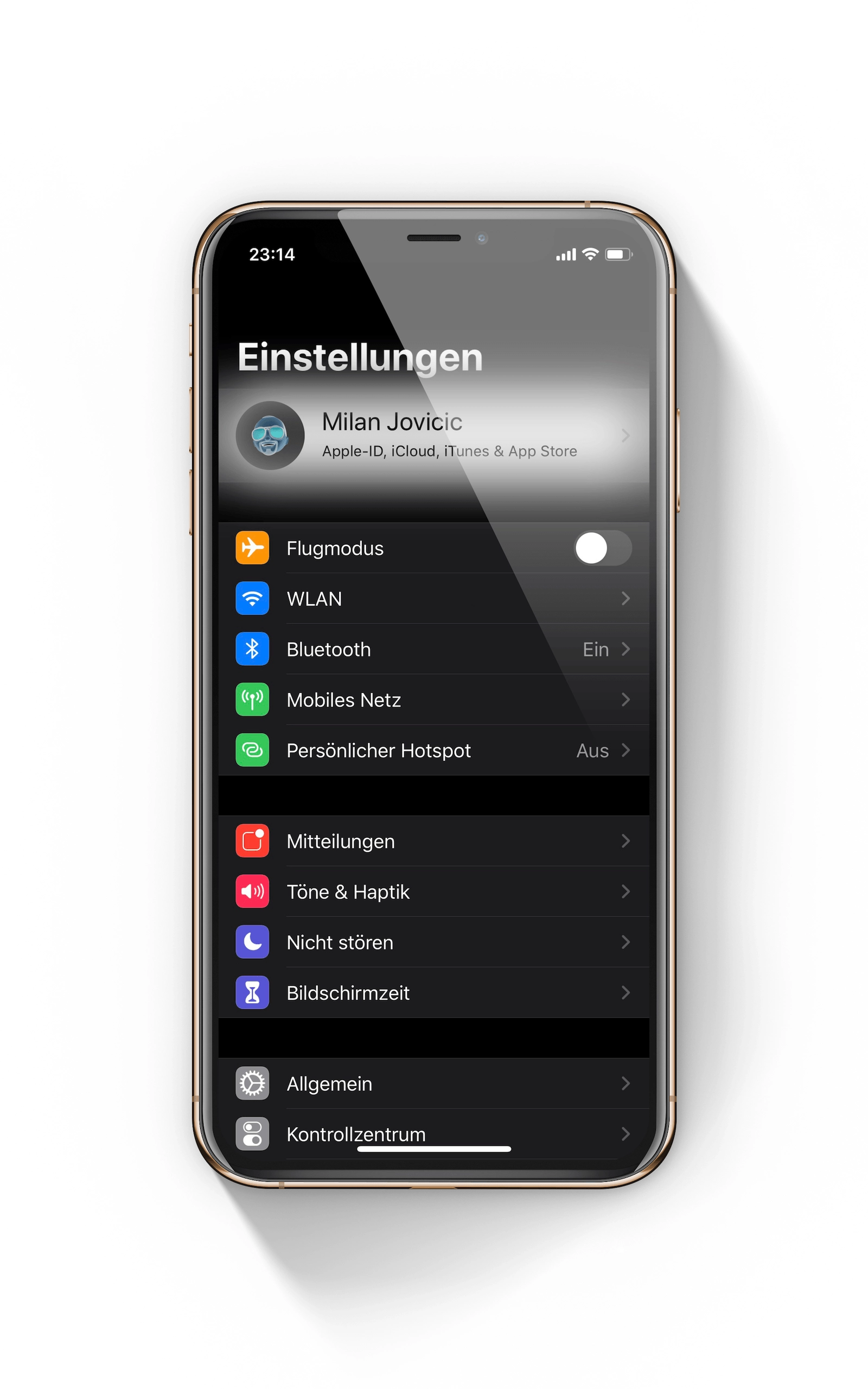iPhone Einstellungen geöffnet auf der Übersichtsseite zur Verwaltung der Apple-ID für Anmelden mit Apple