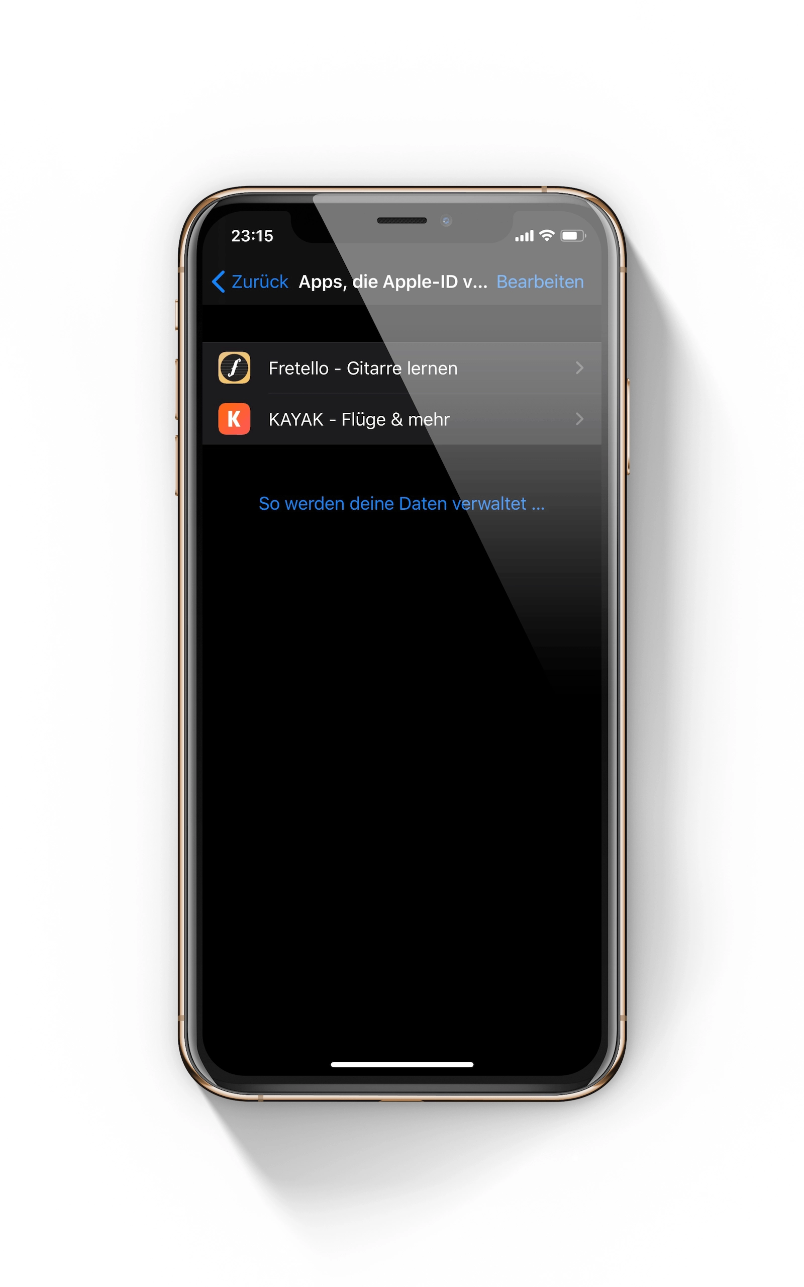 KAYAK App-Verwaltung auf dem iPhone unter Anmelden mit Apple zur Ansicht der geteilten Daten und E-Mail-Weiterleitung
