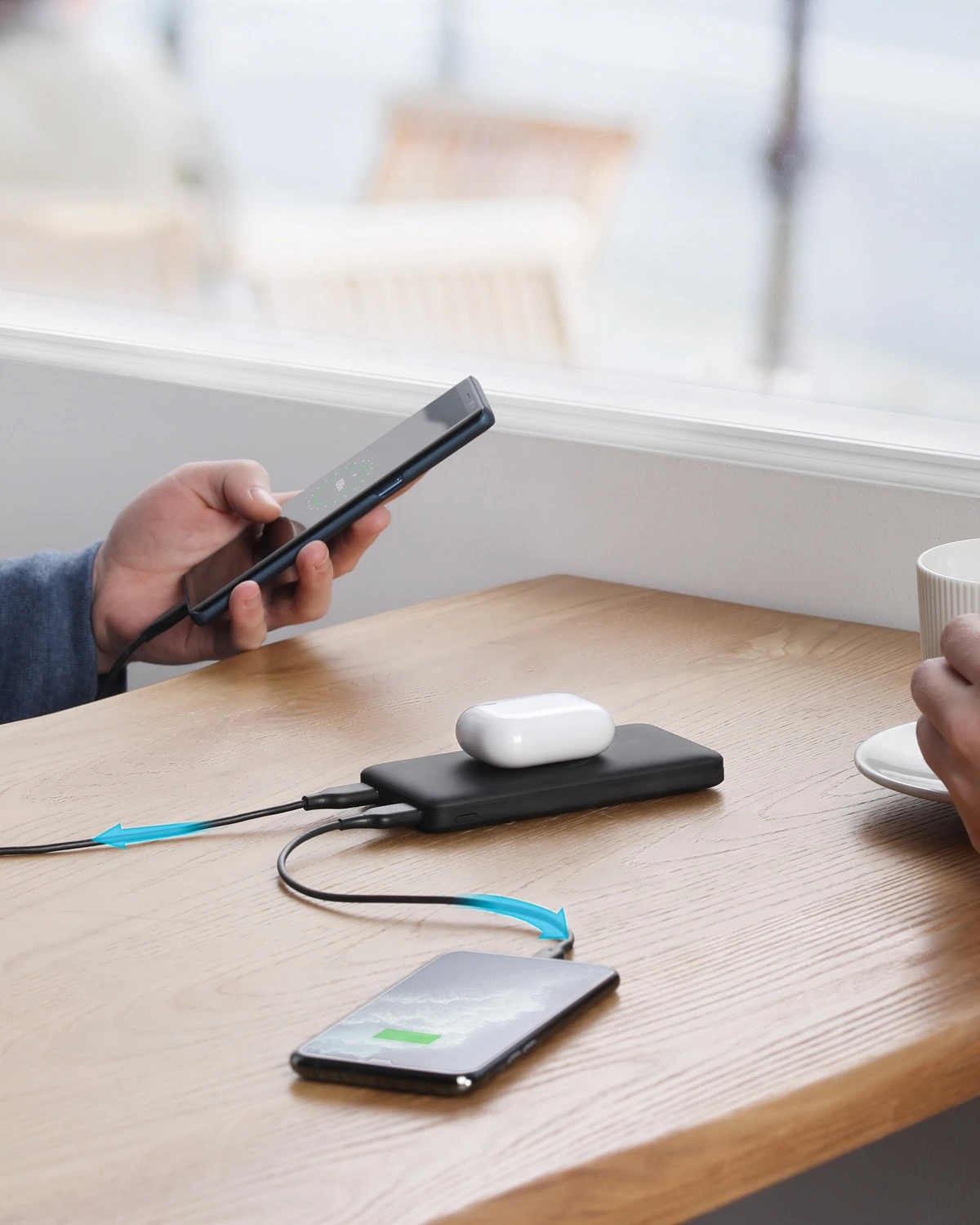 Anker PowerCore Powerbank lädt ein Smartphone über Kabel auf – Black Friday Angebot