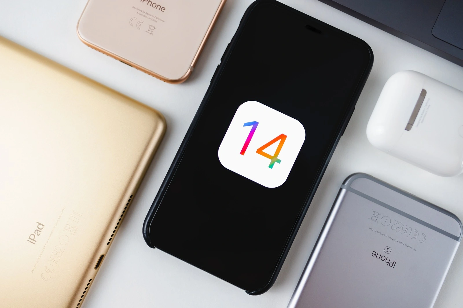iPhone mit dem neuen iOS 14 Logo auf dem Bildschirm