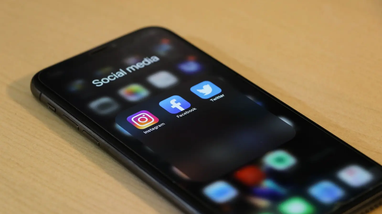 So blendest du Like-Zahlen auf Instagram und Facebook aus