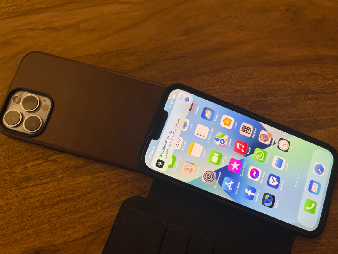 iPhone 13 Nomad Hüllen mit digitaler Visitenkarte im HandsOn