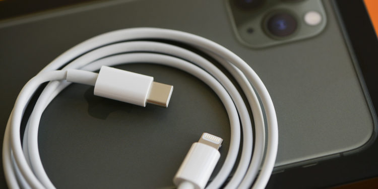 EU USB-C standard iPhone Lightning
