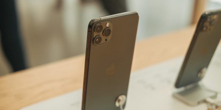 Apple leaves iPhone production target for 2022 unchanged