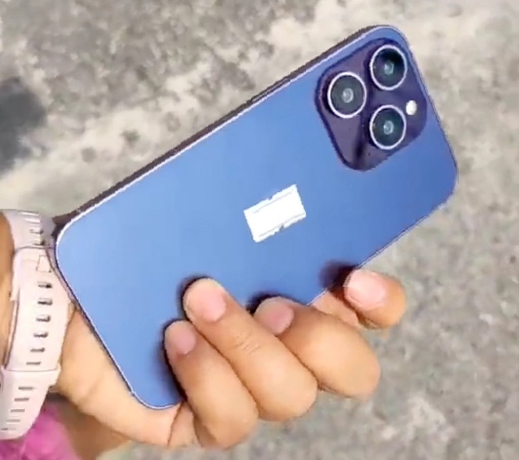 iPhone 14 Pro Dummy-Modell in Dunkellila und Blau Rückansicht
