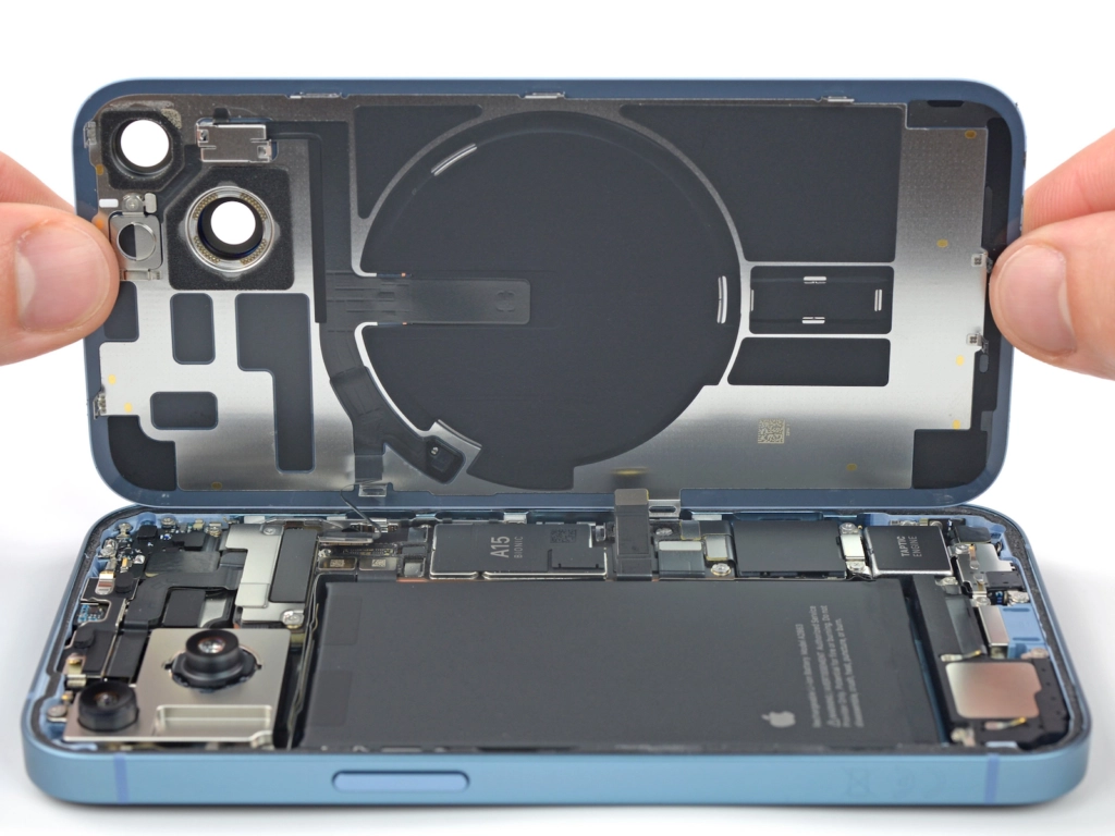 Nahaufnahme der iPhone 14 Logikplatine im Teardown mit dem A15 Bionic Chip und Qualcomm Snapdragon X65 5G-Modem