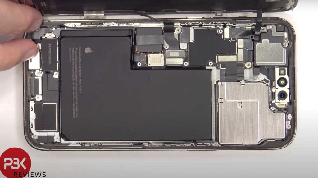 iPhone 14 Pro Max Teardown – Blick auf den L-förmigen Akku und das interne Design