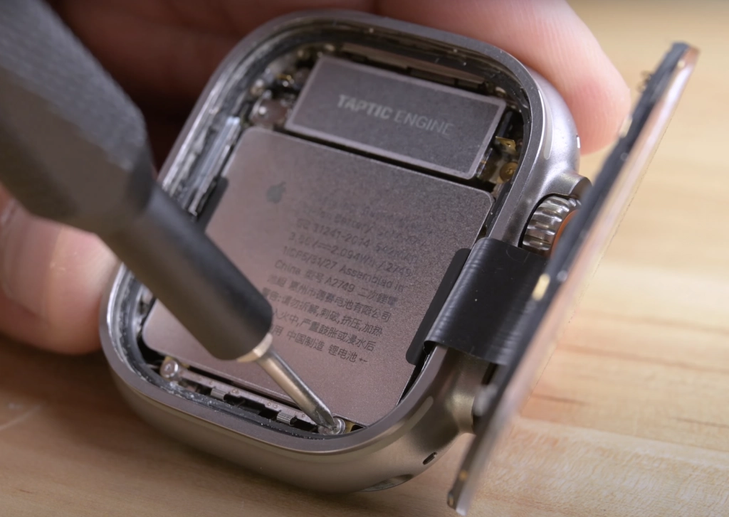 iFixit Teardown der Apple Watch Ultra zeigt geöffnete Gehäuserückseite und interne Komponenten