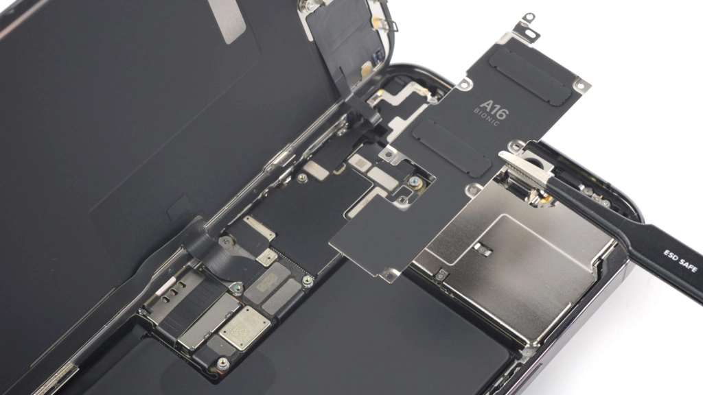 iPhone 14 Pro Max Logikplatine mit A16 Bionic Prozessor und Qualcomm Snapdragon X65 5G-Modem beim iFixit Teardown