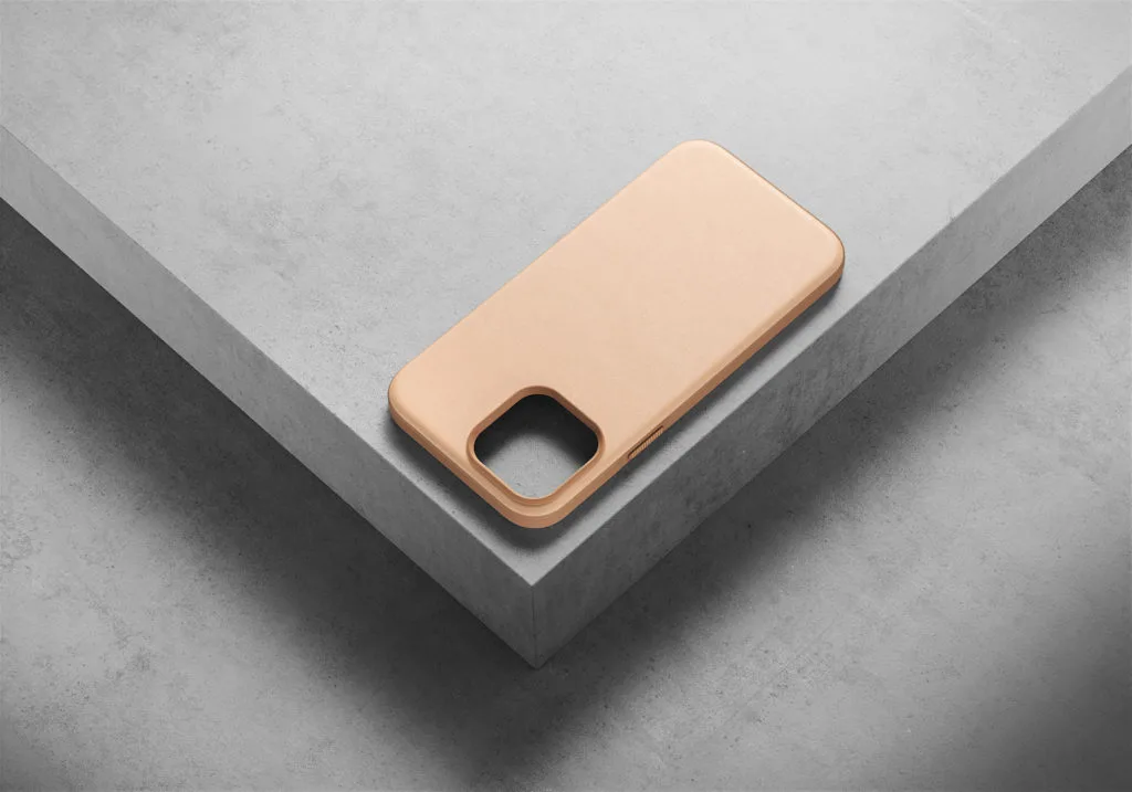 Nomad Modern Leather Case in English Tan für iPhone 14 auf Betonhintergrund