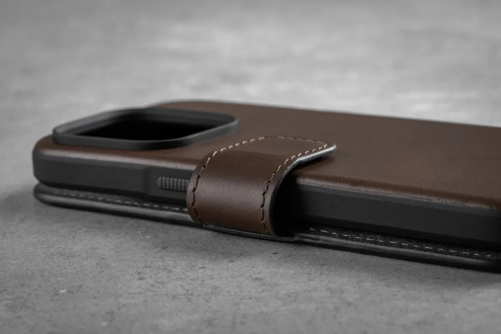 Nomad Modern Leather Folio Braun mit Riemen für iPhone 14 Hüllen