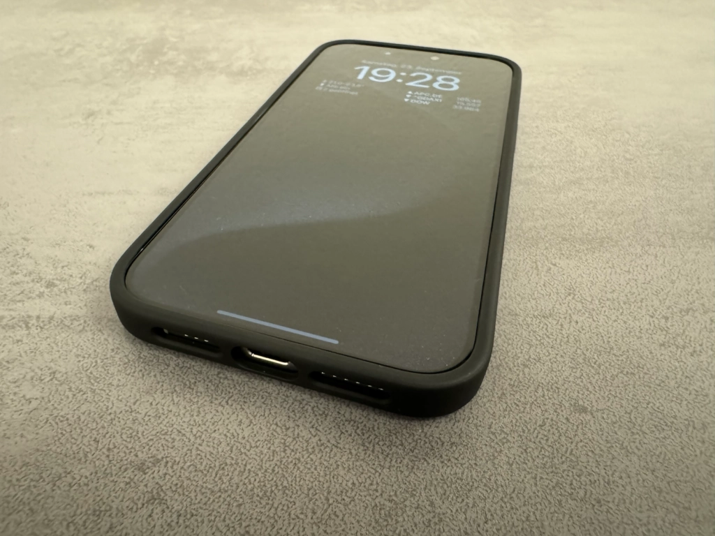 Vorderseite des iPhones mit dem schwarzen TPU-Bumper des Nomad Sport Case