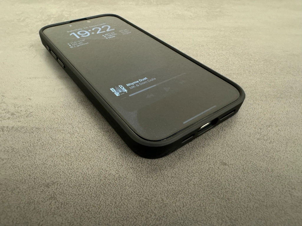 Vollständiger Schutz und abgedeckte Tasten des Pitaka MagEZ Case Pro 4 für das iPhone 15