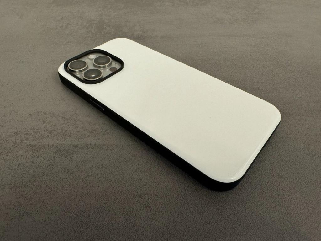 Nomad Sport Case für das iPhone 15 in Weiß von hinten