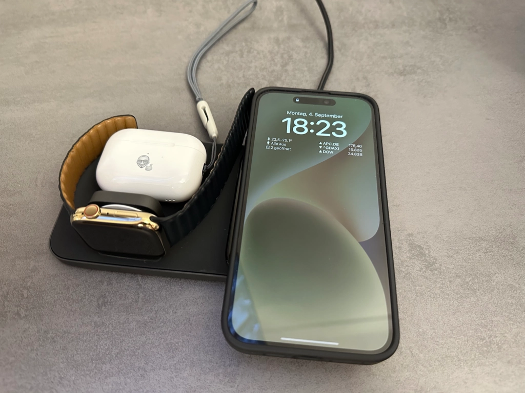 Nomad Base One Max 3-in-1 MagSafe Ladestation aus Metall und Glas lädt iPhone, Apple Watch und AirPods gleichzeitig auf.