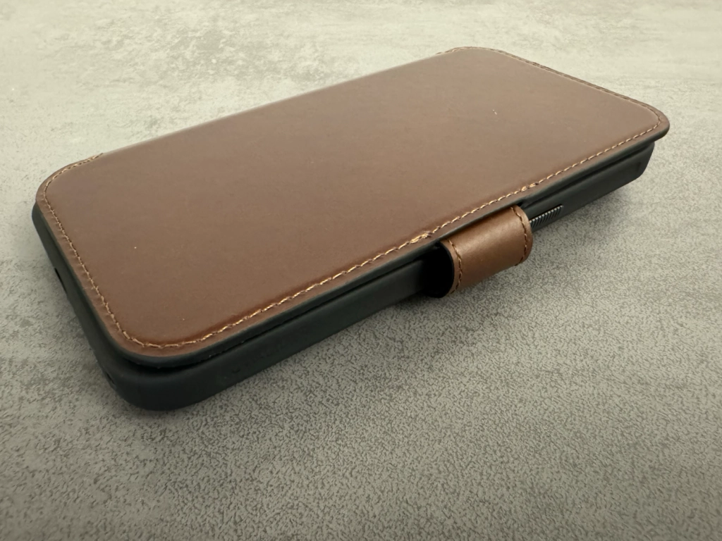 Geschlossenes braunes Nomad iPhone 15 Leder Folio Case aus Horween Leder