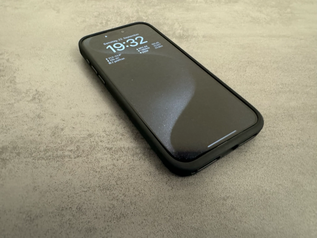 Nomad iPhone 15 Lederhülle Vorderseite mit eingeschaltetem Display und Sperrbildschirm