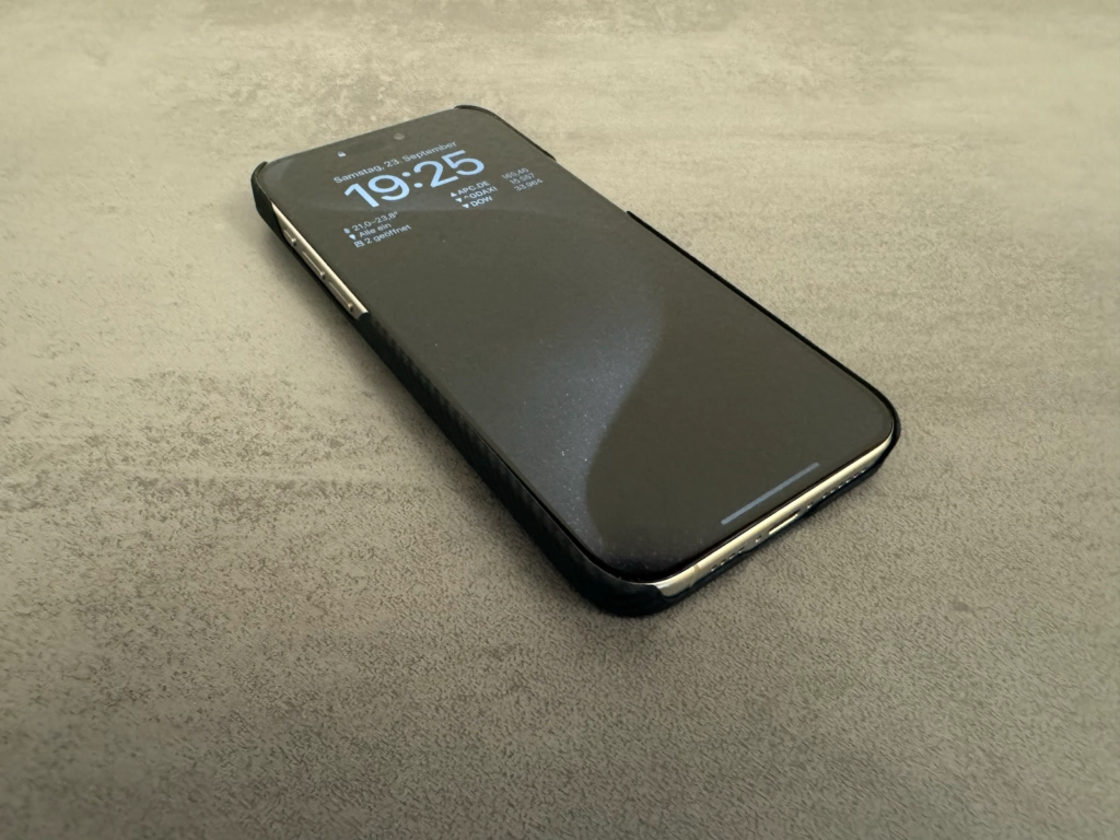 Unvollständige Abdeckung und offene Seiten des Pitaka MagEZ Case 4 für das iPhone 15