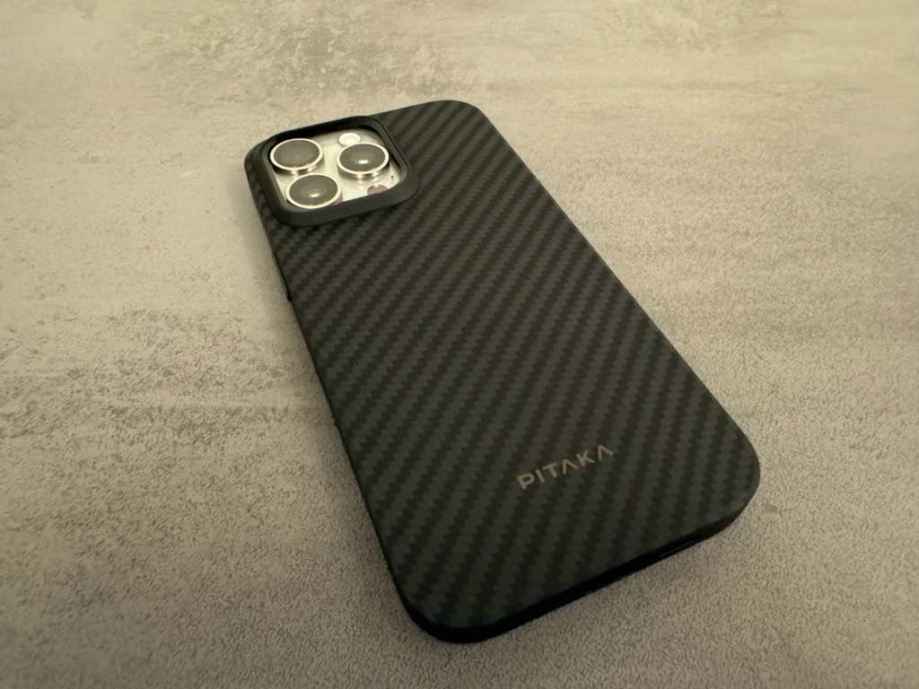 Schlankes Pitaka MagEZ Case Pro 4 für das iPhone 15 aus Aramidfaser