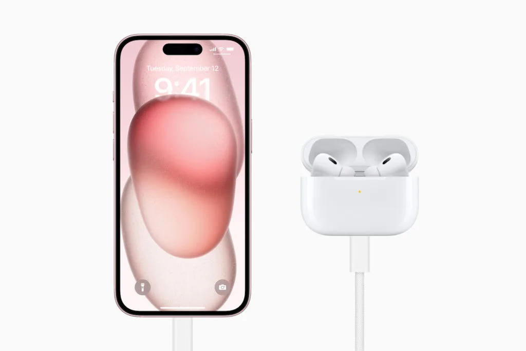 iPhone 15 und AirPods Pro 2 mit neuem USB-C-Anschluss und Ladekabel