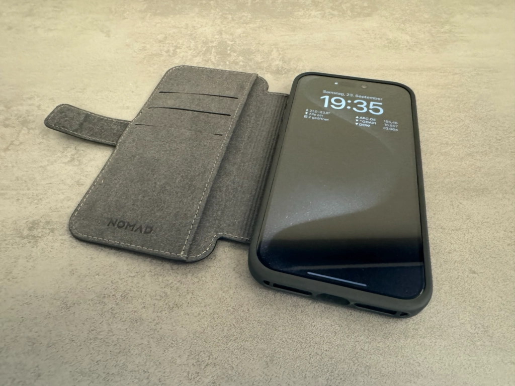 Geöffnetes Nomad iPhone 15 Leder Folio Case mit Kartenfächern und eingeschaltetem Display