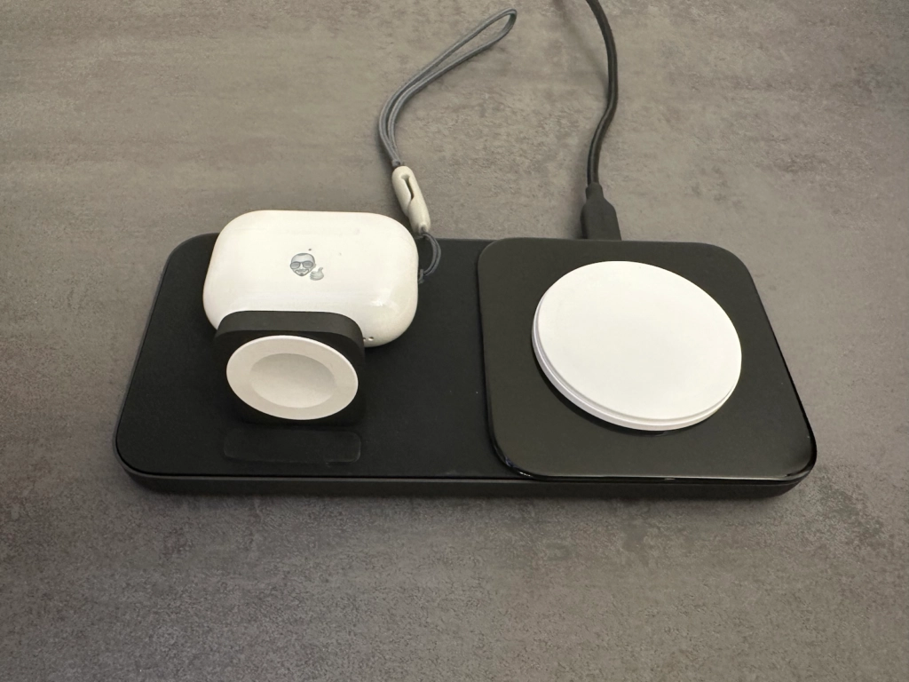 Nomad Base One Max 3-in-1 MagSafe Ladegerät mit AirPods und integriertem Apple Watch Ladepuck in der Detailansicht.