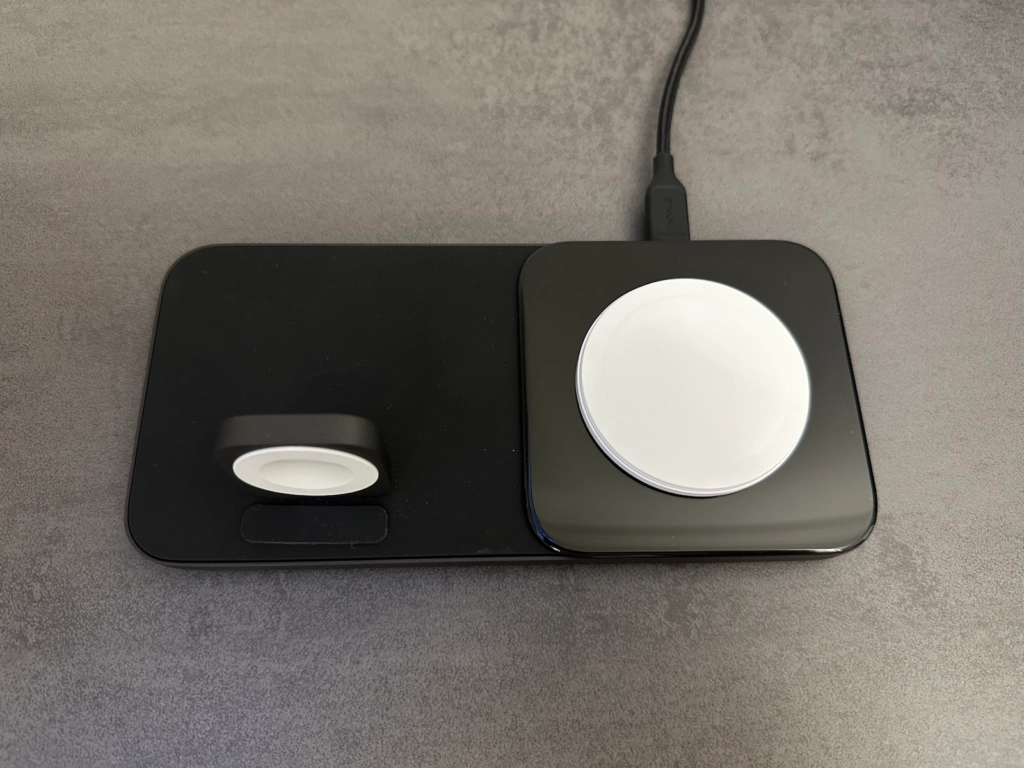 Leere Nomad Base One Max 3-in-1 MagSafe Ladestation aus nächster Nähe zur Veranschaulichung der weichen Ladeoberfläche.