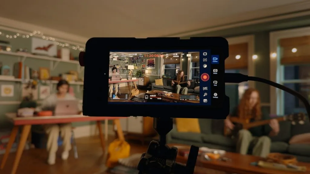 Kamerateam filmt mit dem iPhone 15 Pro auf Schienen während des Apple Events
