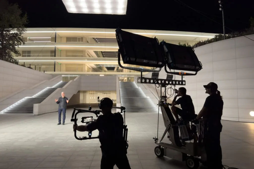 Apple Event Set von Scary Fast mit Kameras und Beleuchtung gefilmt auf dem iPhone 15 Pro Max