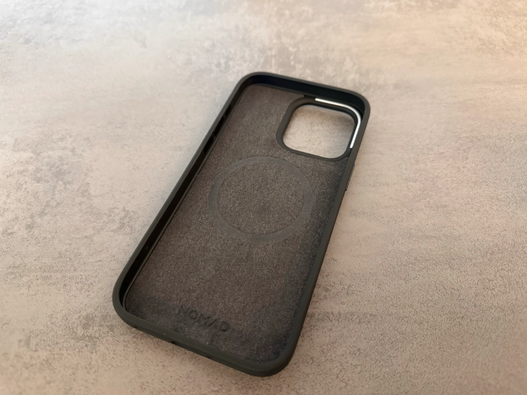 Die Innenseite des Nomad Sport Case für das iPhone 15 mit integriertem MagSafe-Magnetring