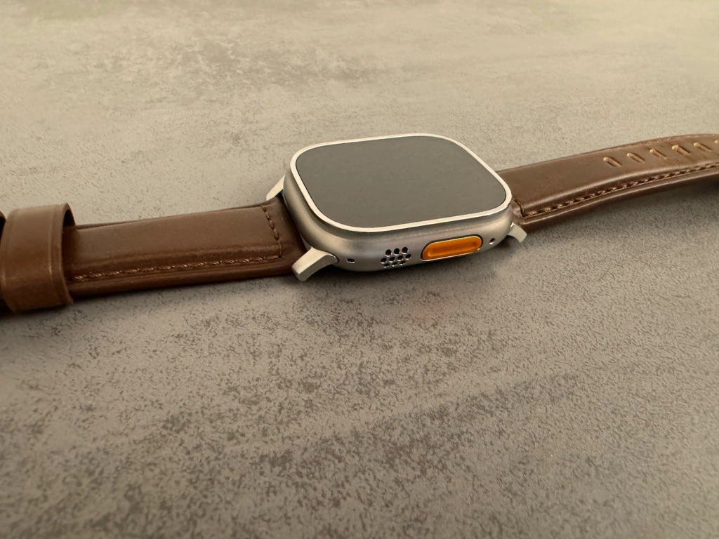 Nomad Lederarmband in Braun Detailansicht der Edelstahlschnalle an einer Apple Watch