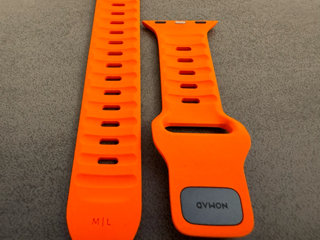 Nomad Sport Armband für die Apple Watch in Ultra Orange mit Pin-and-Tuck-Verschluss aus FKM-Gummi.