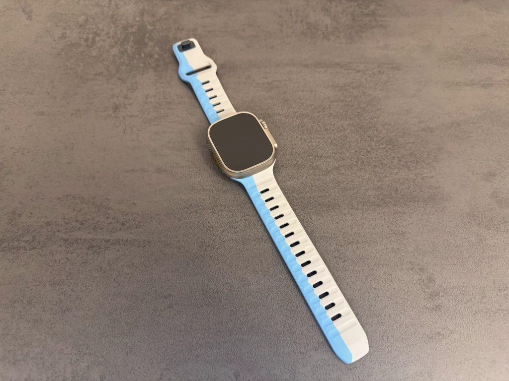 Nomad Sport Armband für die Apple Watch Ultra in Electric Blue aus robustem FKM-Gummi.
