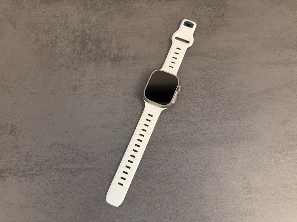 Nomad Sport Armband für die Apple Watch Ultra in Weiß mit integrierten Belüftungskanälen.