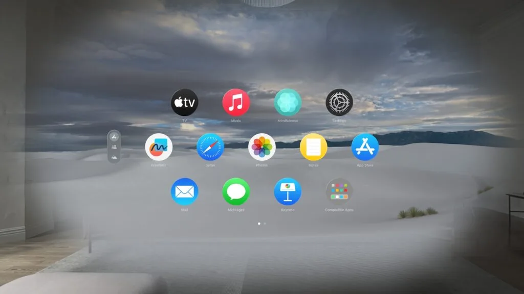 Apple Vision Pro Startbildschirm mit visionOS Apps und virtuellem Wüsten-Hintergrund (White Sands Environment)