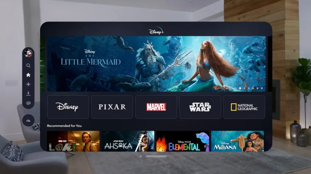 Apple Vision Pro Disney Plus Benutzeroberfläche mit dem Film Arielle, die Meerjungfrau im virtuellen Heimkino