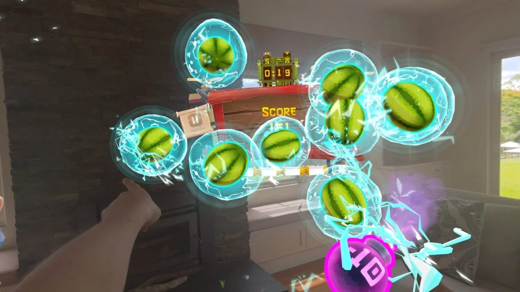 Apple Vision Pro zeigt das AR-Spiel Super Fruit Ninja aus Apple Arcade in Aktion