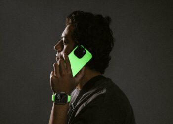 Nomad Glow 2.0 iPhone and Apple Watch