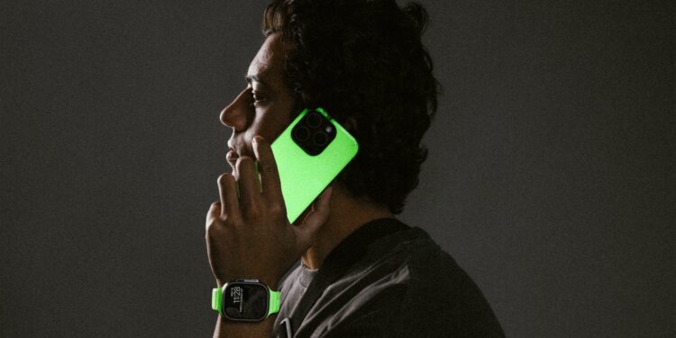 Nomad Glow 2.0 iPhone and Apple Watch