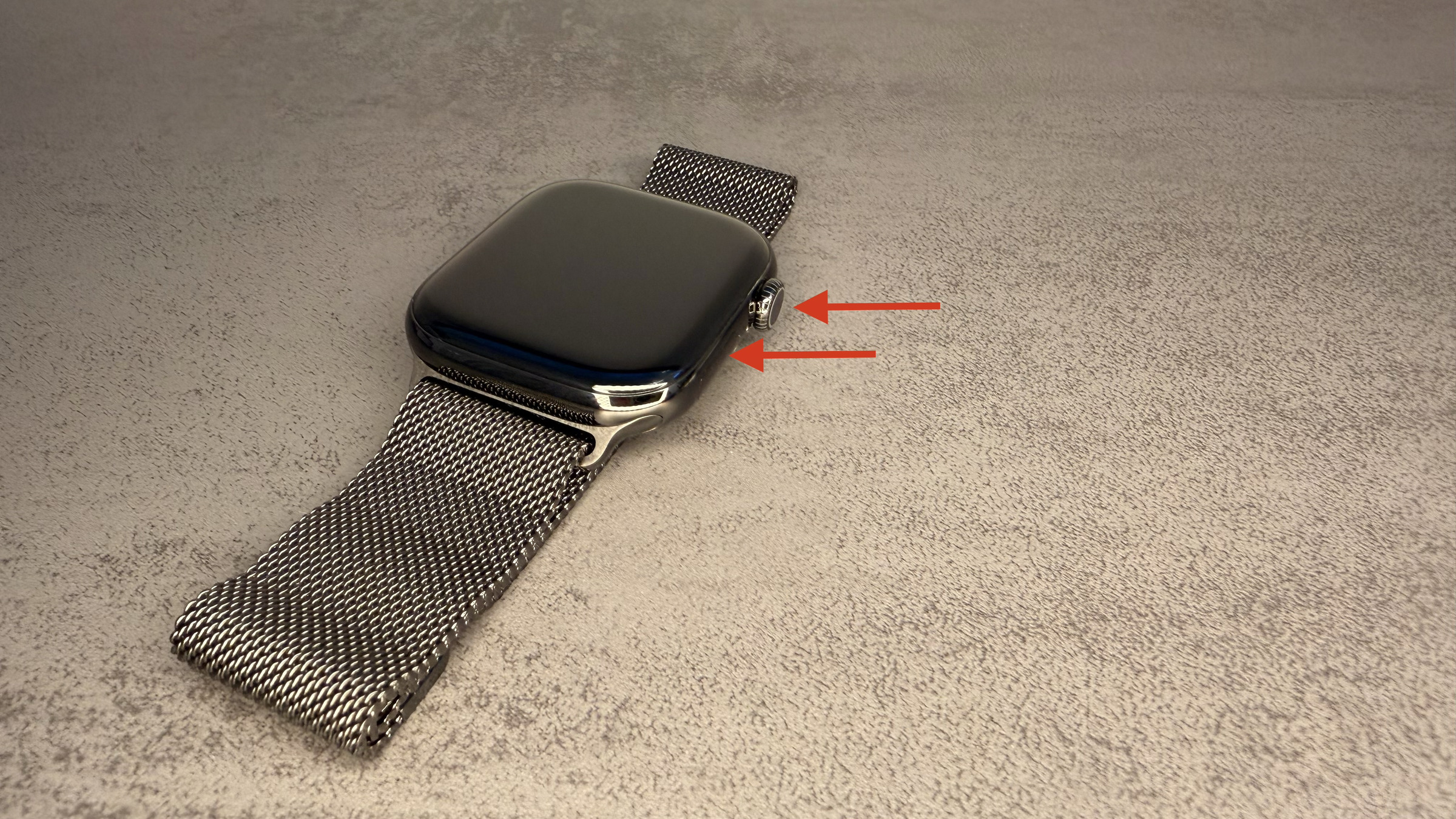 Apple Watch from the side with red arrows marking the Digital Crown and the side button used for an Apple Watch restart
