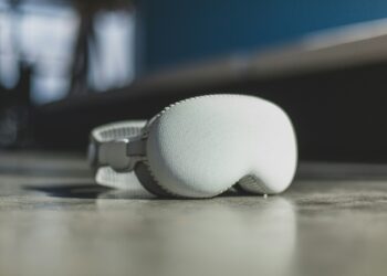 Cleaning Apple Vision Pro