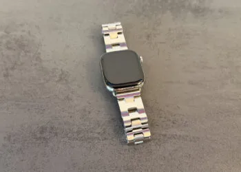 Apple Watch GPS oder Cellular: Apple Watch mit silbernem Gliederarmband auf grauer Steinfläche