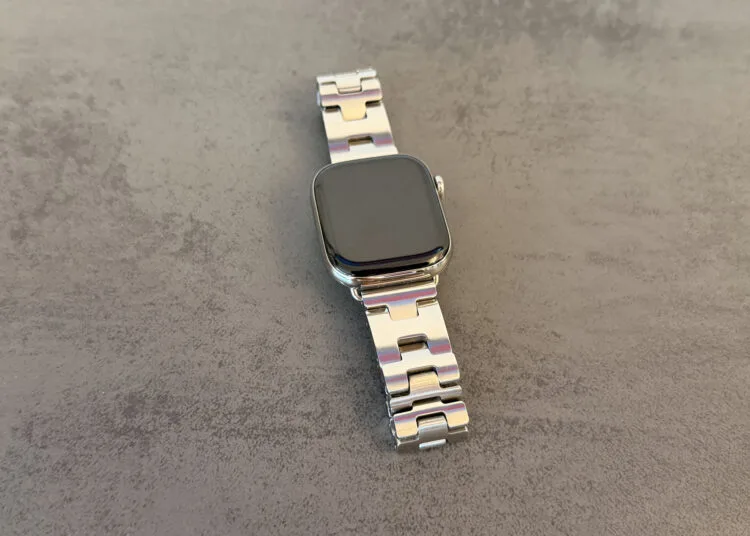 Apple Watch GPS oder Cellular: Apple Watch mit silbernem Gliederarmband auf grauer Steinfläche