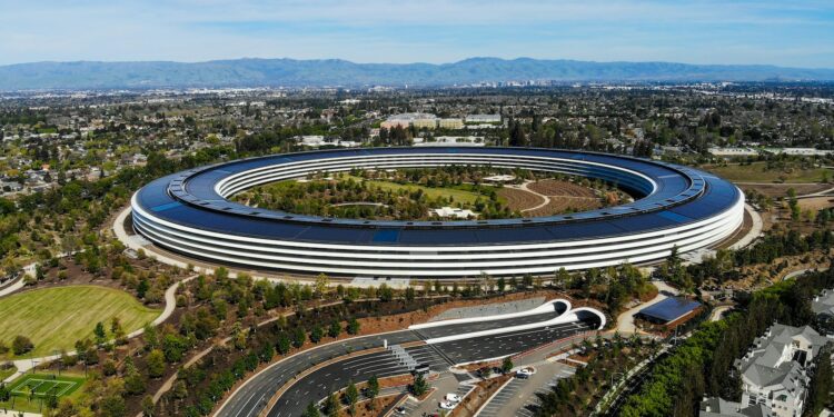 Tim Cook Donald Trump Apple