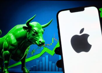 Apple Stock iPhone 17